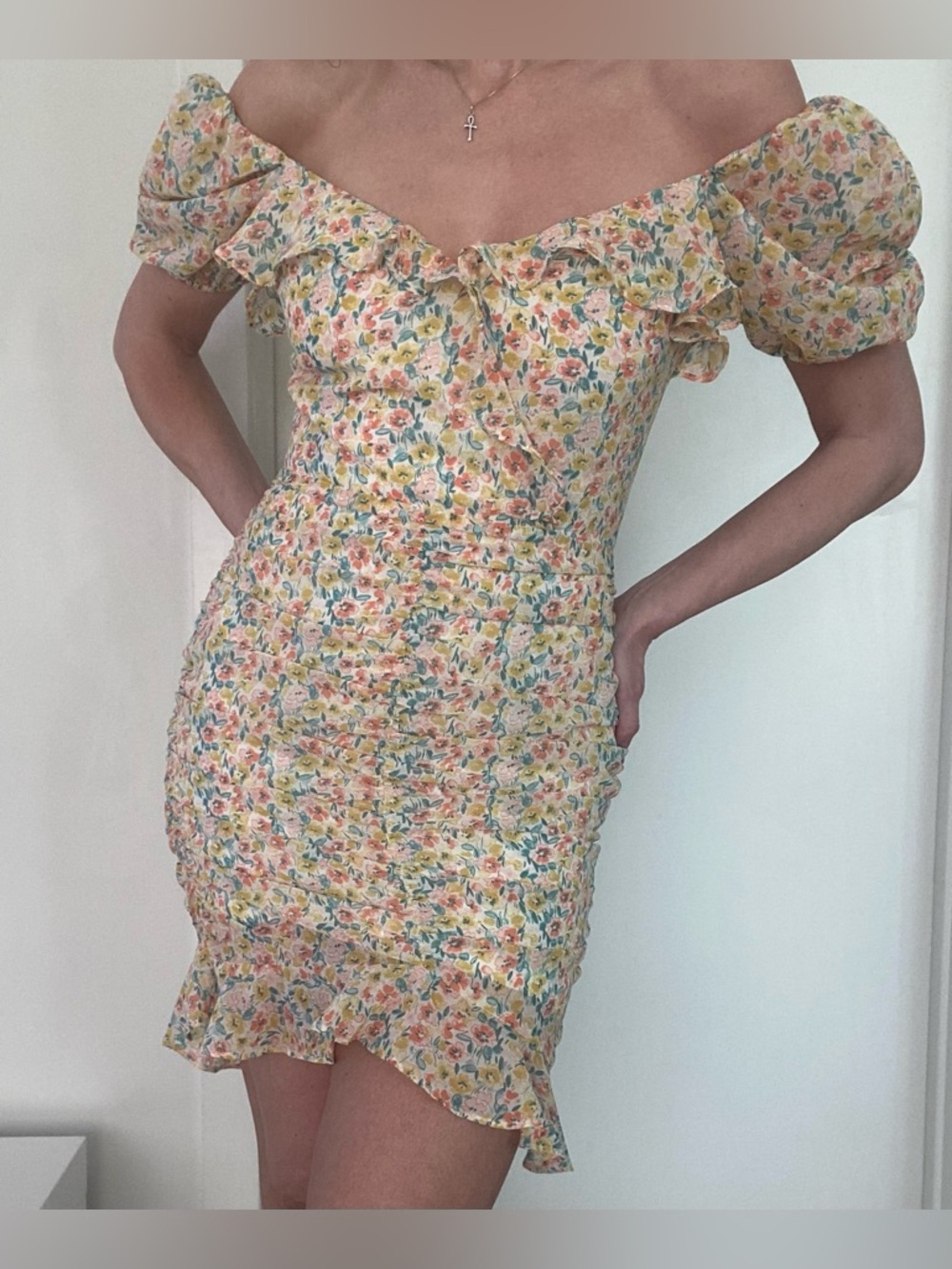 Floral Puff-Sleeve Off-Shoulder Mini Dress with ruffles and roaching Size 6
